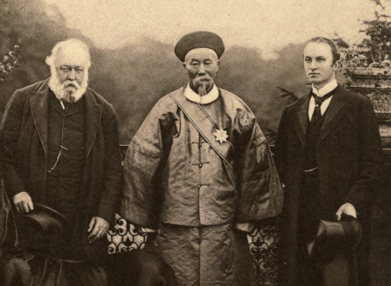 Li Hung Chang, Lord Salisbury, Lord Curzon on a bridge