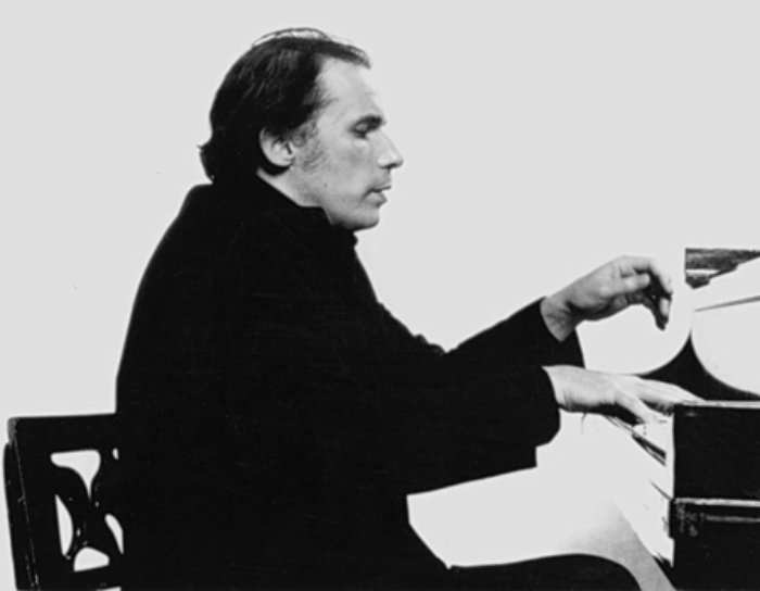 Grayscale Portrait Photo of Canadian classical pianist Glenn Gould