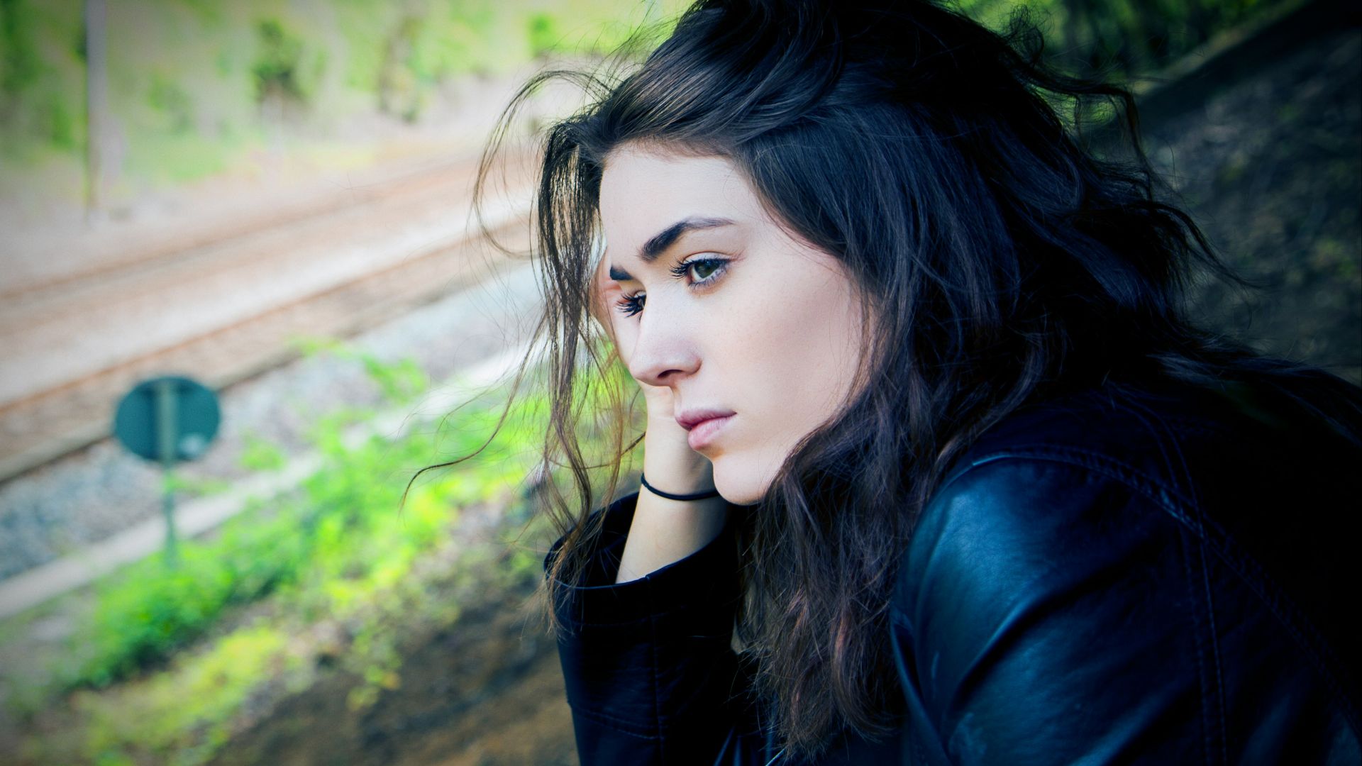 woman sitting outdoor during daytime