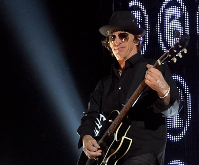 Izzy Stradlin on stage