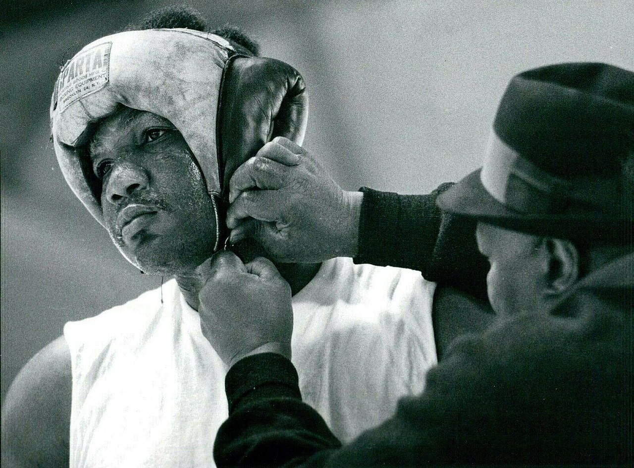 Press Photo Sports George Foreman Dick Sadler Heavyweight Champion 8X10