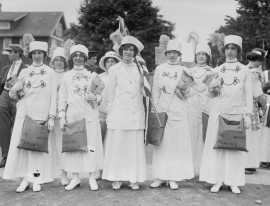 Suffrage news girls - 1910