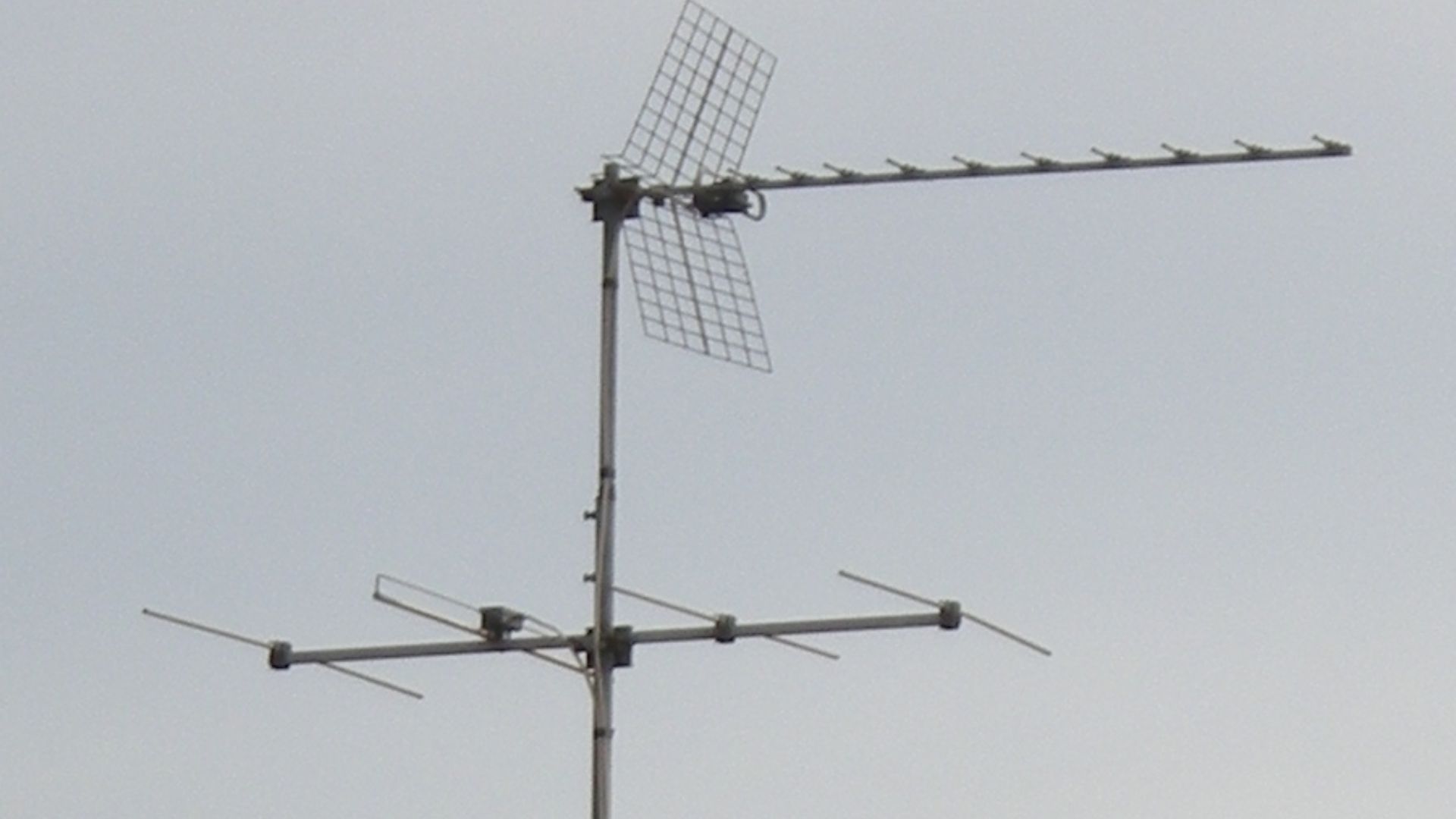 File:Antenne VHF UHF.jpg