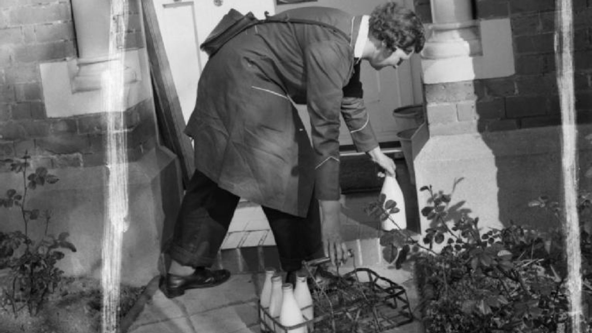 File:Women Deliver the Milk in Wartime Britain, 1942 D8131.jpg