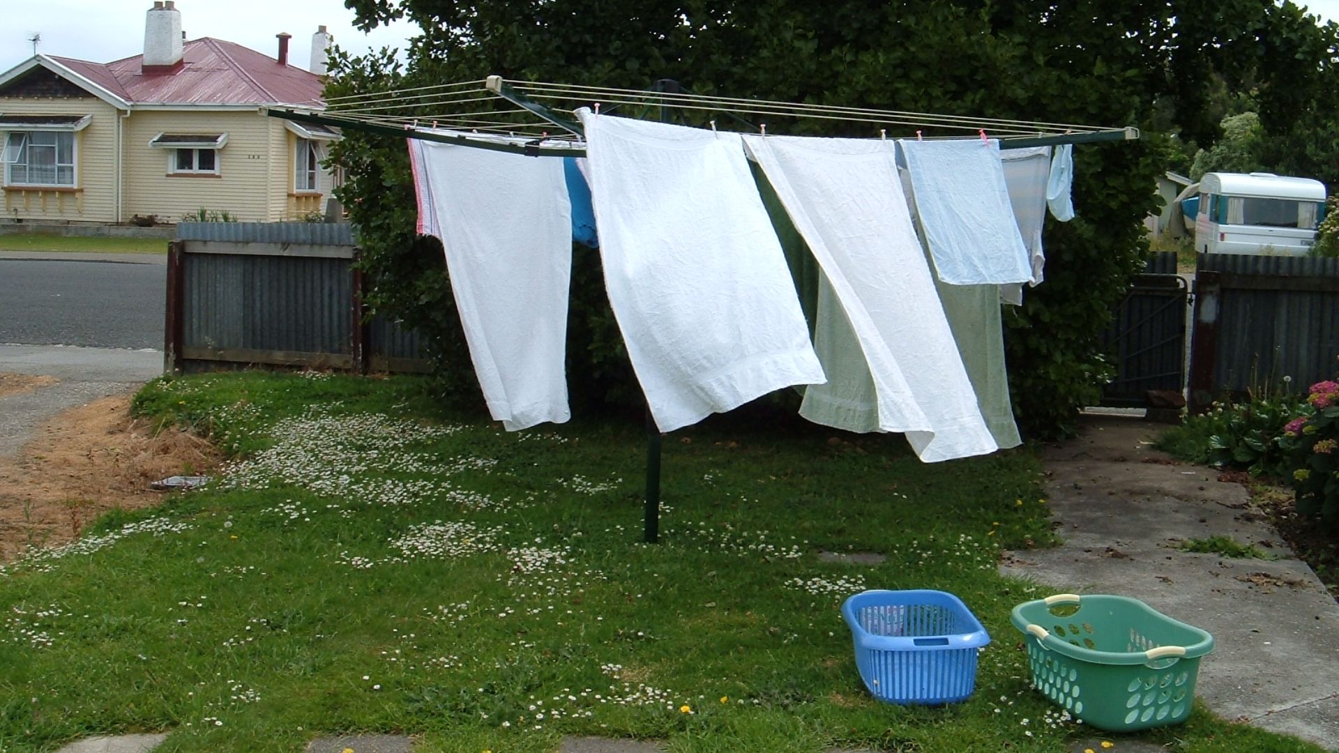 File:Clothes line.JPG