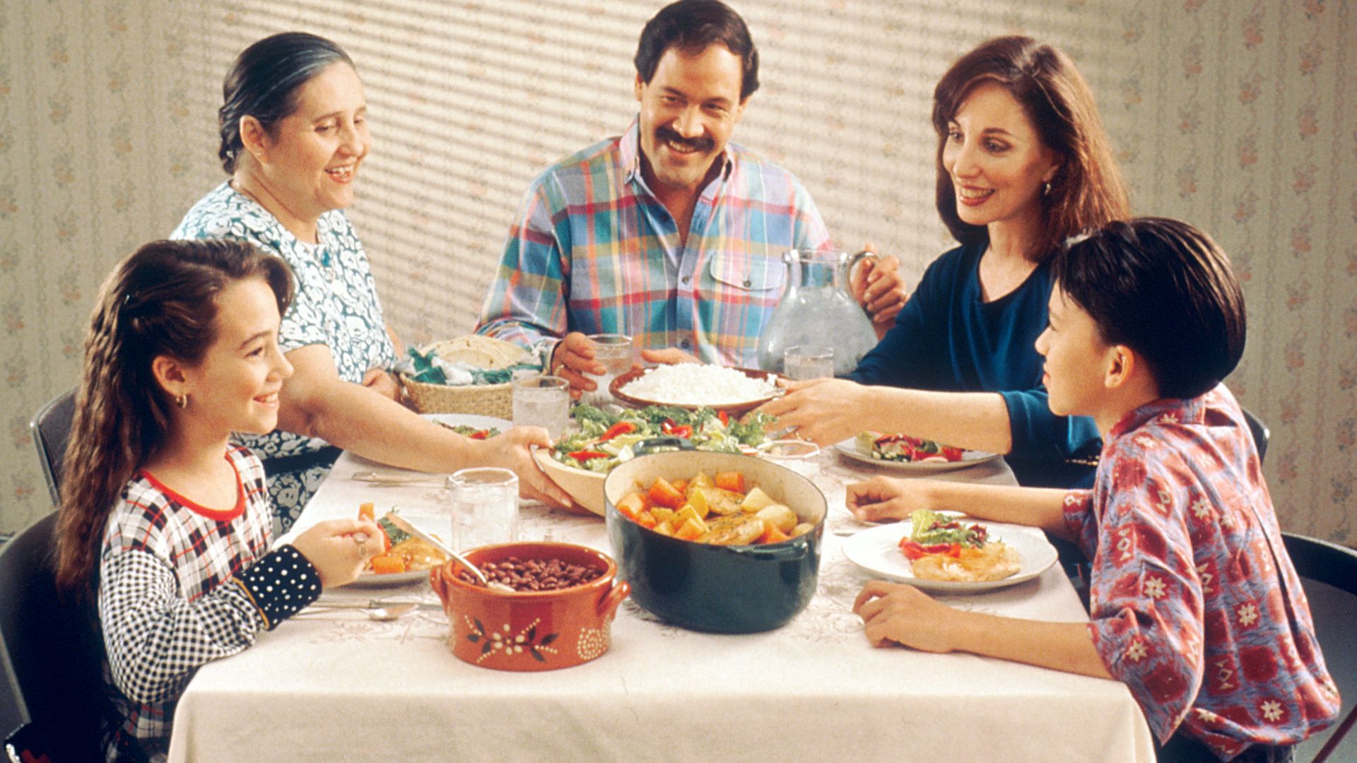 File:Family eating meal.jpg