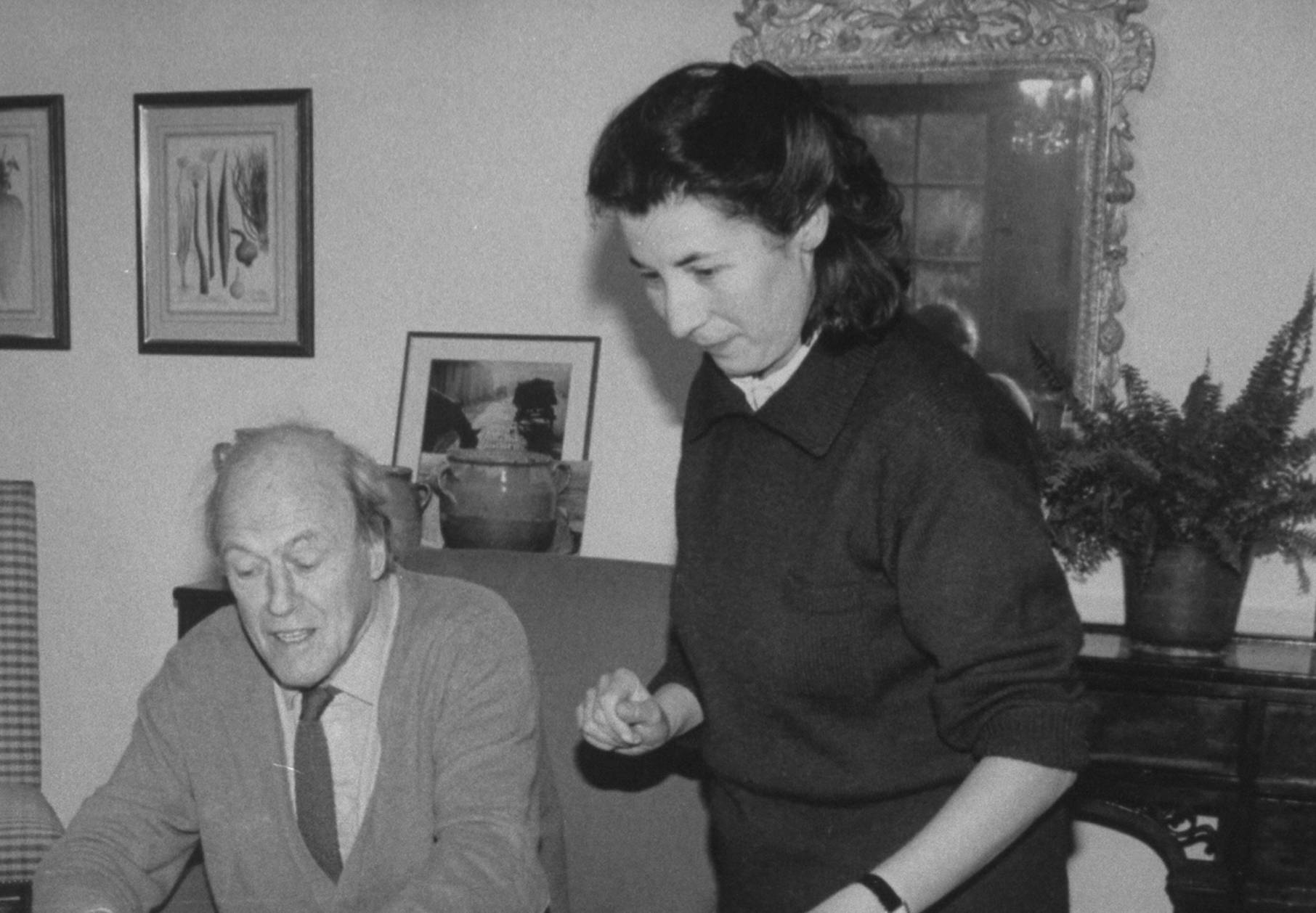 Roald Dahl  and wife Felicity at home