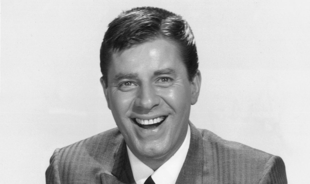 Getty Images - 3246022, Jerry's Show 1963: Promotional portrait of American actor, director and comedian Jerry Lewis sitting on a divan as host of the television series, 'The Jerry Lewis Show'.