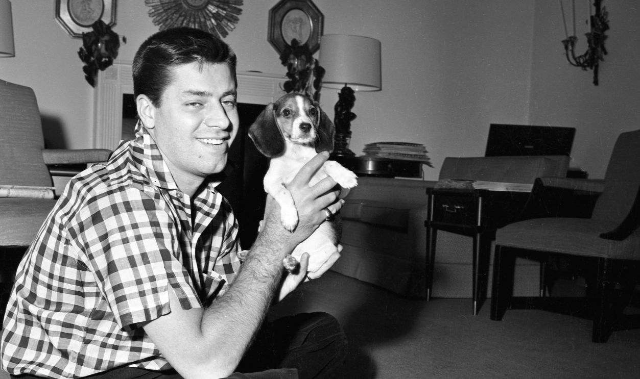 Gettyimages 452650261, The Jerry Lewis Show At The RKO Palace NEW YORK - FEBRUARY 7: Comedian Jerry Lewis poses for a portrait backstage with his puppy at the Jerry Lewis Variety Show at the RKO Palace Theater on Broadway on February 7, 1957 in New York, New York.