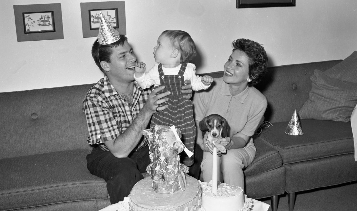 Gettyimages - 45265174, Jerry Lewis Show At The RKO Palace NEW YORK - FEBRUARY 7: Entertainer Jerry Lewis backstage at the RKO Palace Theater with his wife Patti Palmer and son Scott Anthony Lewis having a party with cake and their puppy during a Jerry Lewis variety show on Broadway on February 7, 1957 in New York, New York.