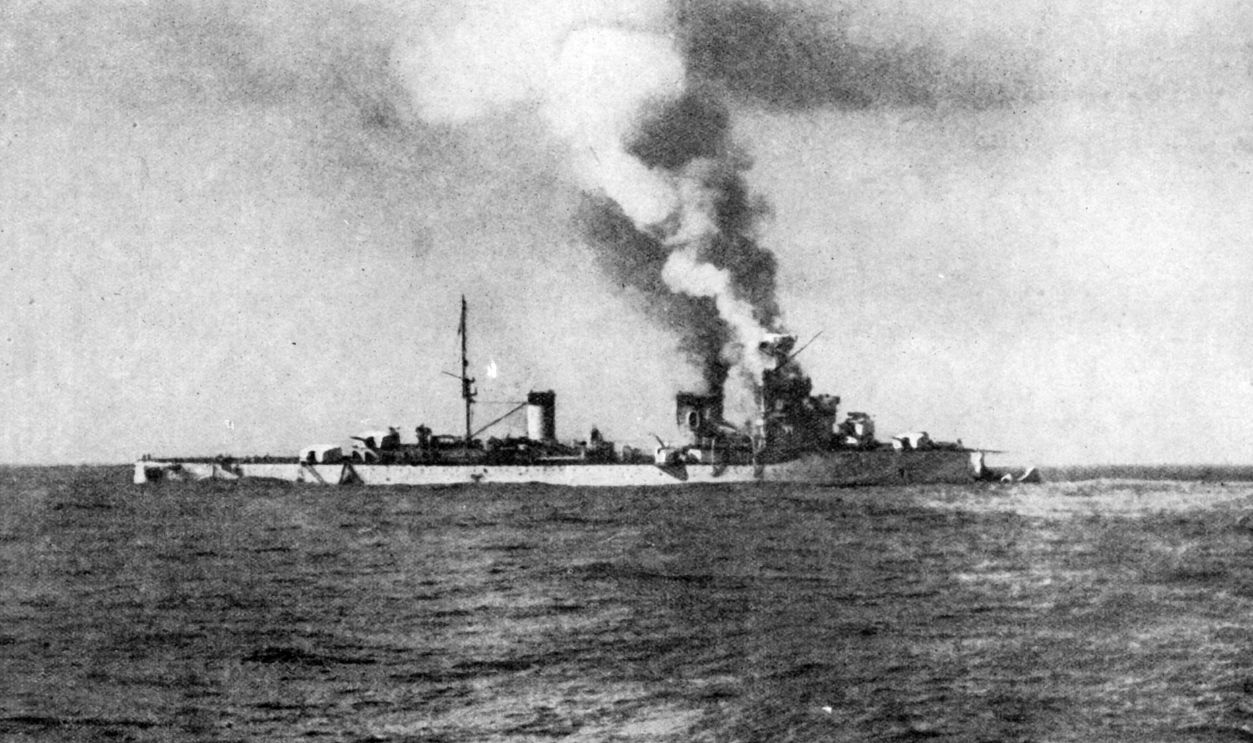 Italian cruiser sinking First full naval engagement between British and Italian warships. Italy's most powerful cruiser 'Bartolomeo Colleoni' lying disabled, her bow shot away by fire from HMAS 'Sydney'. July 19, 1940. 