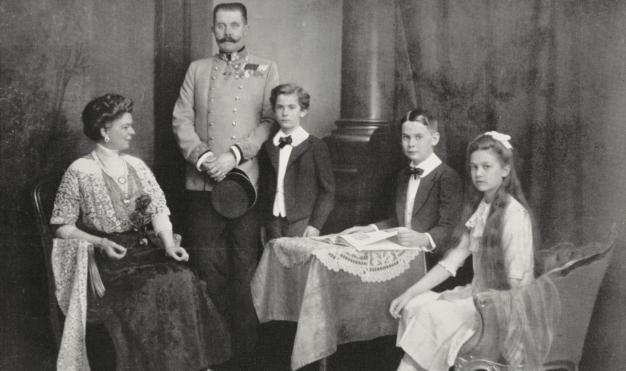 Gettyimages - 	929670764, Archduke of Austria with his wife and children Archduke Franz Ferdinand of Austria (1863-1914) with his wife Sofia, Duchess of Hohenberg (1868-1914), and their children, Ernest, Maximilian and Sophie, Austria, photograph by HC Hosel, from L'Illustrazione Italiana, Year XL, No 47, November 23, 1913.