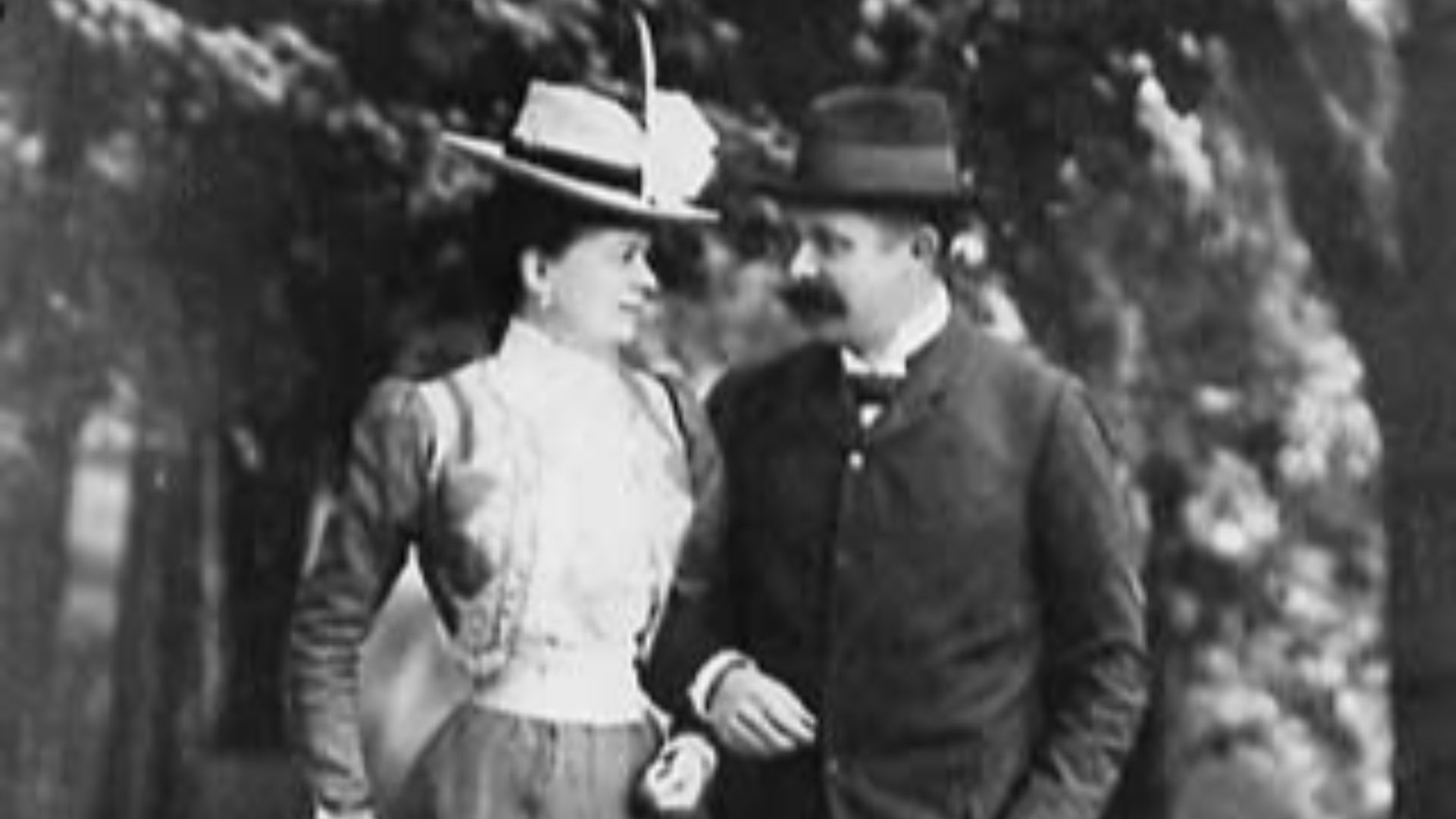 File:François-Ferdinand et Sophie Chotek dans un parc.jpg