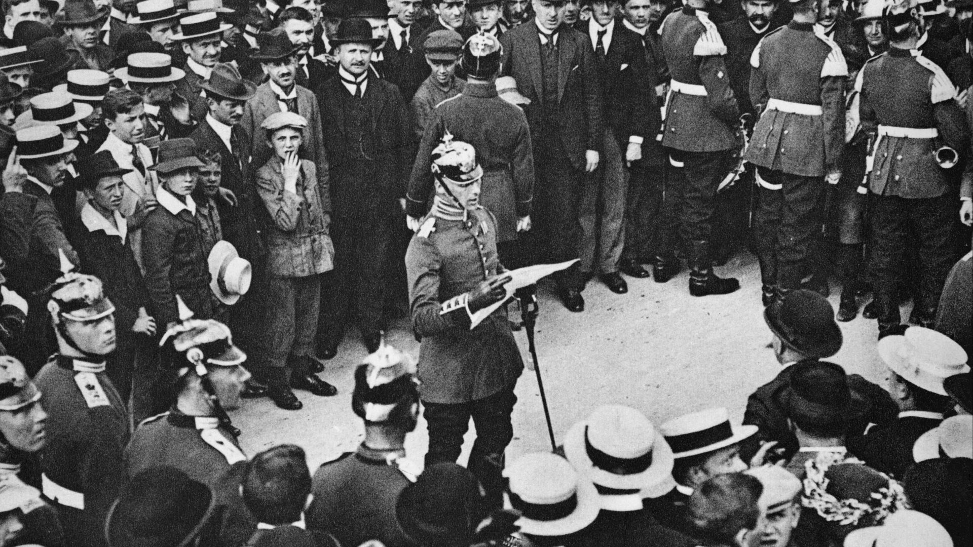 File:Mobilization order is read out in Berlin, 1 August 1914.jpg
