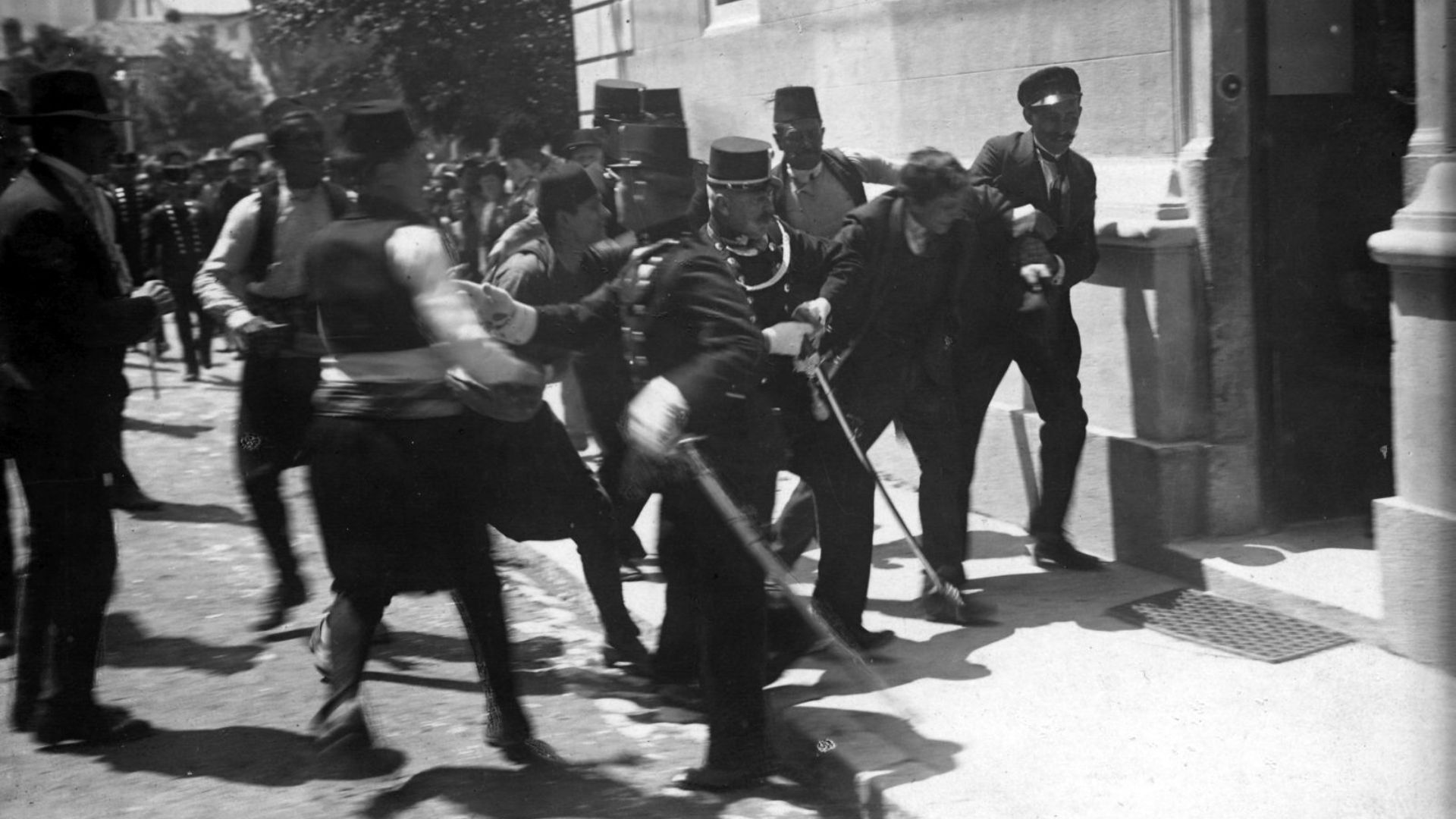 File:Gavrilo Princip captured in Sarajevo 1914.jpg