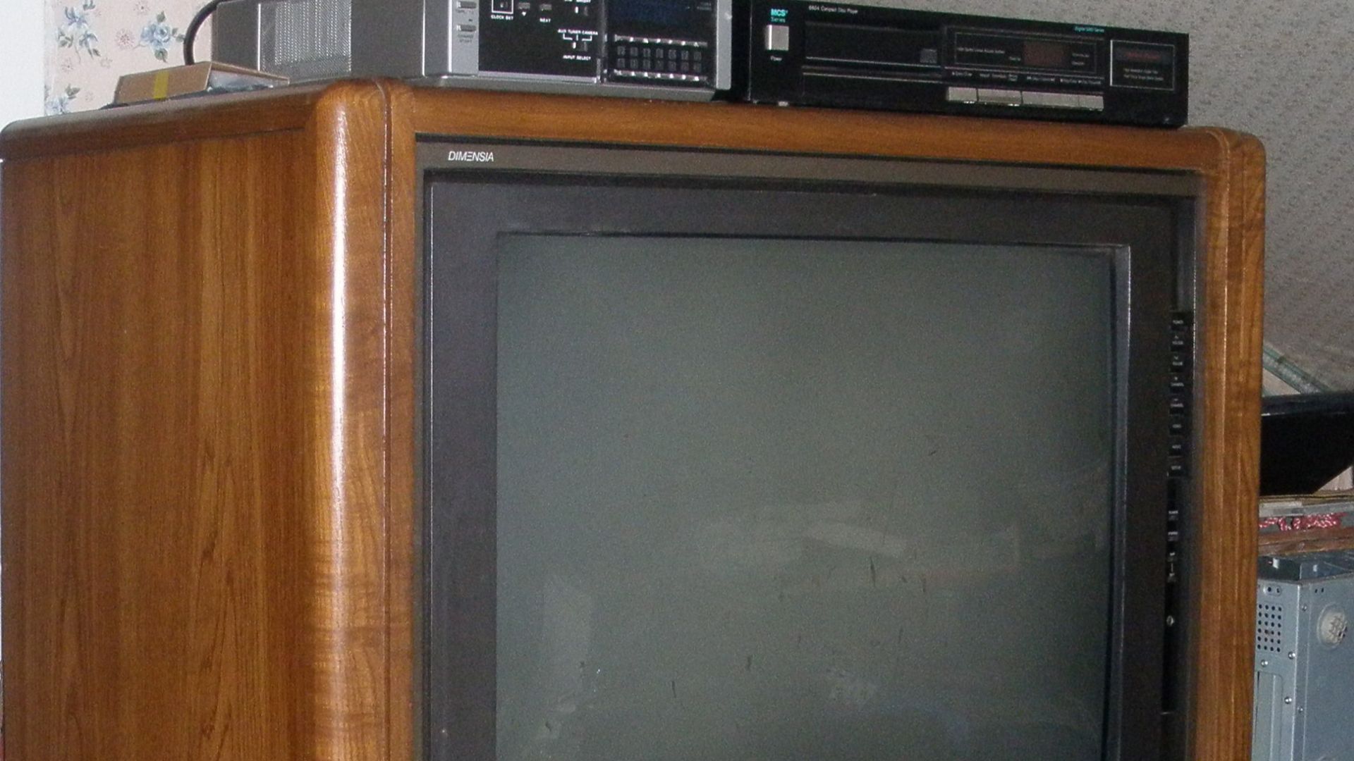 File:1987 RCA Dimenisa console TV set.JPG