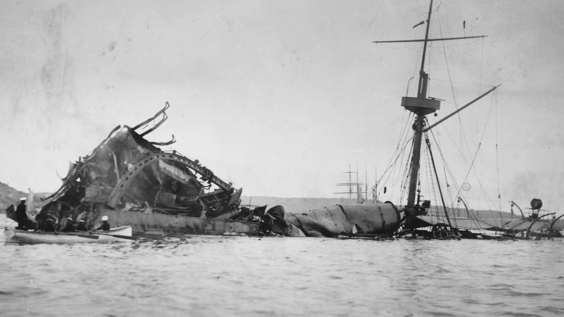 File:Photograph of the wreckage of the USS MAINE - NARA - 301647.jpg