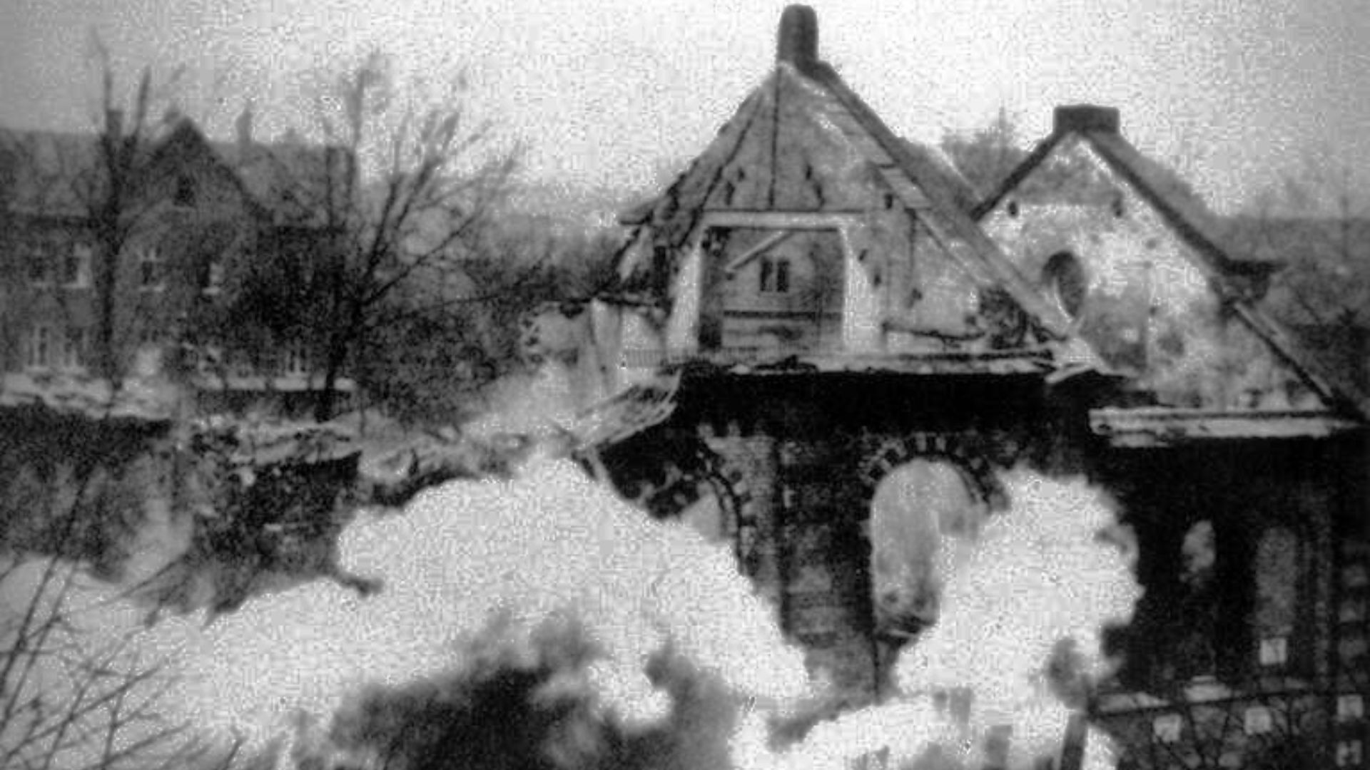 File:Synagogue Eisenach burning- Nov 1938.jpg