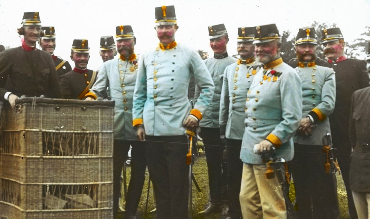 Gettyimages - 	89777968, The Archduke Franz Ferdinand of Austria-Este, heir presumptive to the Austro-Hungarian throne, is visiting a hot-air balloon. Hand-colored lantern slide. Around 1910. AUSTRIA - CIRCA 1910: The Archduke Franz Ferdinand of Austria-Este, heir presumptive to the Austro-Hungarian throne, is visiting a hot-air balloon. Hand-colored lantern slide. Around 1910. 