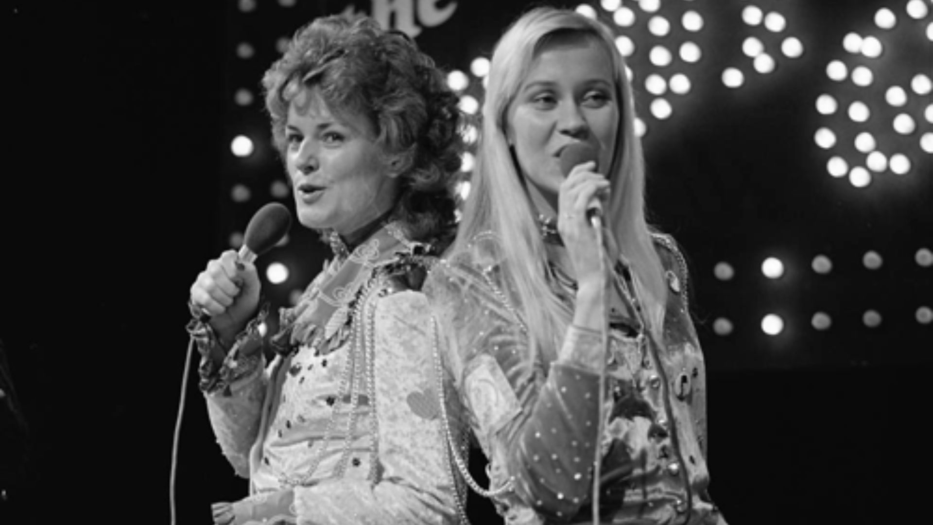 File:Anni-Frid Lyngstad and Agnetha Fältskog at The Eddy Go Round Show 1974.png