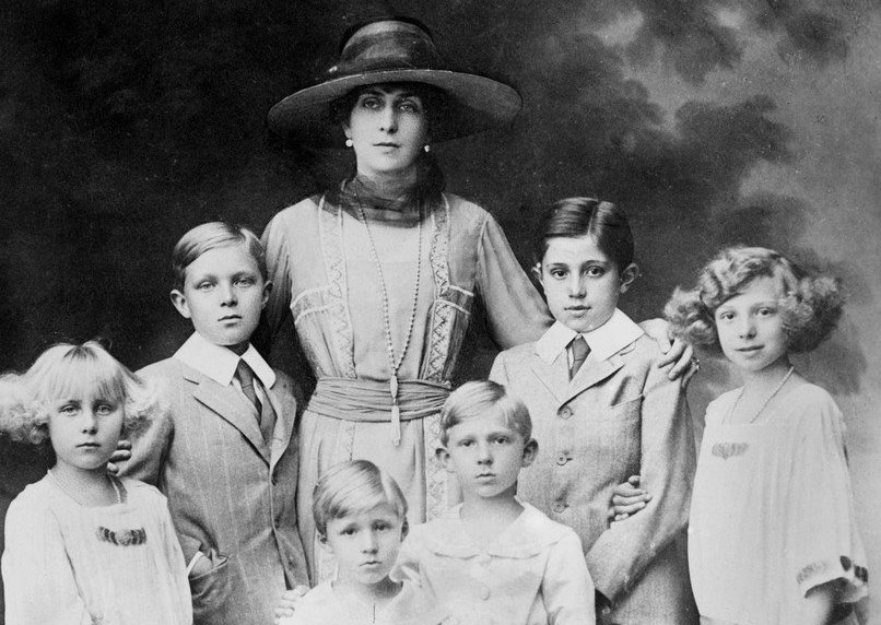 Queen Victoria Eugenia Of Spain With Her Children
