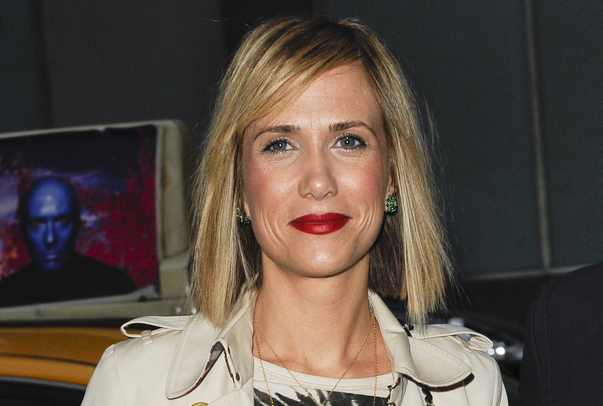 Kristen Wiig, enters the Museum of Modern Art out and about for CELEBRITY CANDIDS