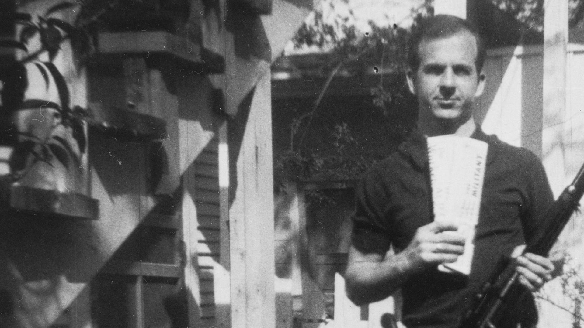 File:Lee Harvey Oswald with rifle, taken in Oswald's back yard, Neely Street, Dallas Texas, March 1963, CE133A.jpg