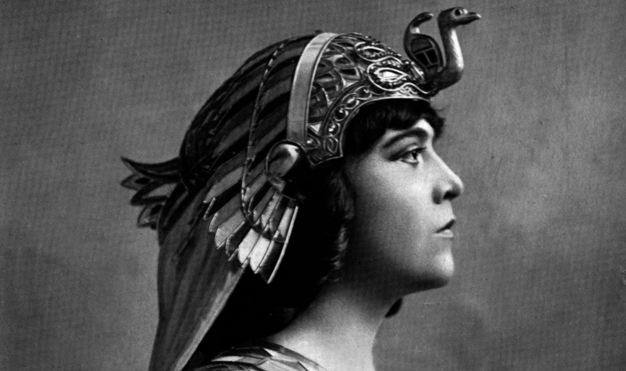Miss Delvair in the role of Cleopatra in the week of Cornelius Pompey's death at the Comédie Française extracted Felix Photo of Le theater in June 1906 UNSPECIFIED - NOVEMBER 17: Miss Delvair in the role of Cleopatra in the week of Cornelius Pompey's death at the Comédie Française extracted Felix Photo of Le theater in June 1906