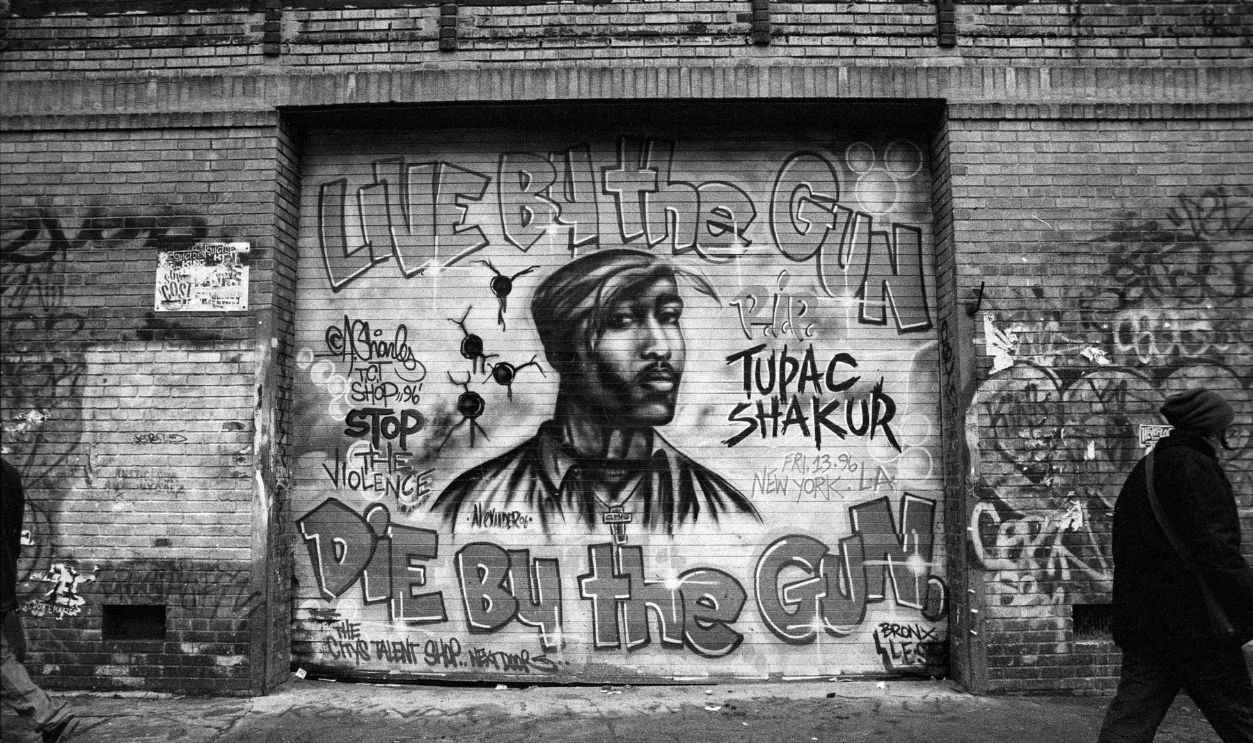 Gettyimages - 1281646639, Tupac Mural NEW YORK - FEBRUARY 1997: General view of a memorial mural for Tupac Shakur by artist Andre Charles on Houston Street in February 1997 in New York. (Photo by Al Pereira/Michael Ochs Archives/Getty Images) MANDATORY MENTION OF THE ARTIST UPON PUBLICATION - RESTRICTED TO EDITORIAL USE.