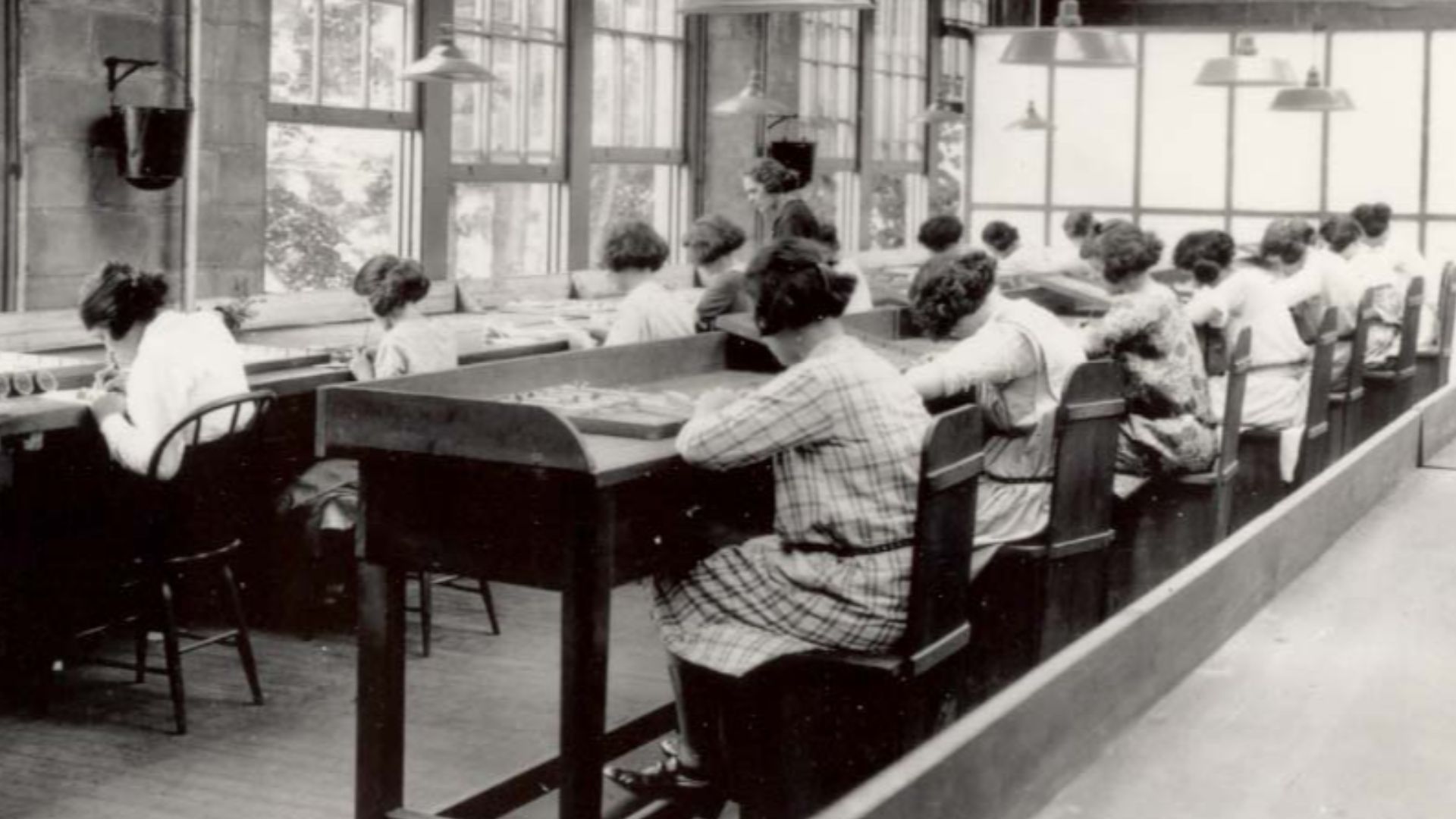 File:All women or girls using radium paint with no protection or warnings in 1922, from- USRadiumGirls-Argonne1,ca1922-23-150dpi (cropped).jpg