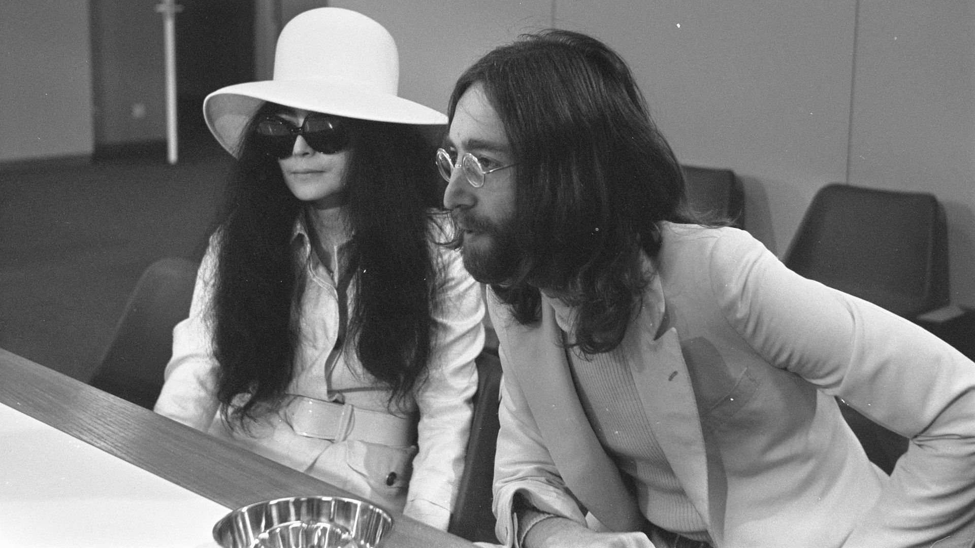 File:John Lennon en echtgenote Yoko Ono vertrekken van Schiphol naar Wenen in de vert, Bestanddeelnr 922-2496.jpg
