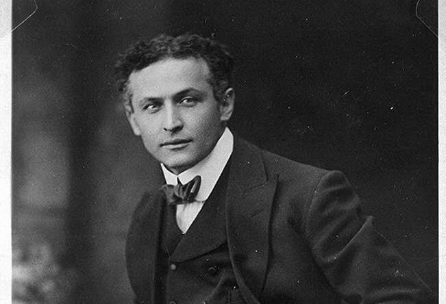 File:Harry Handcuff Houdini LCCN96518835.jpg
