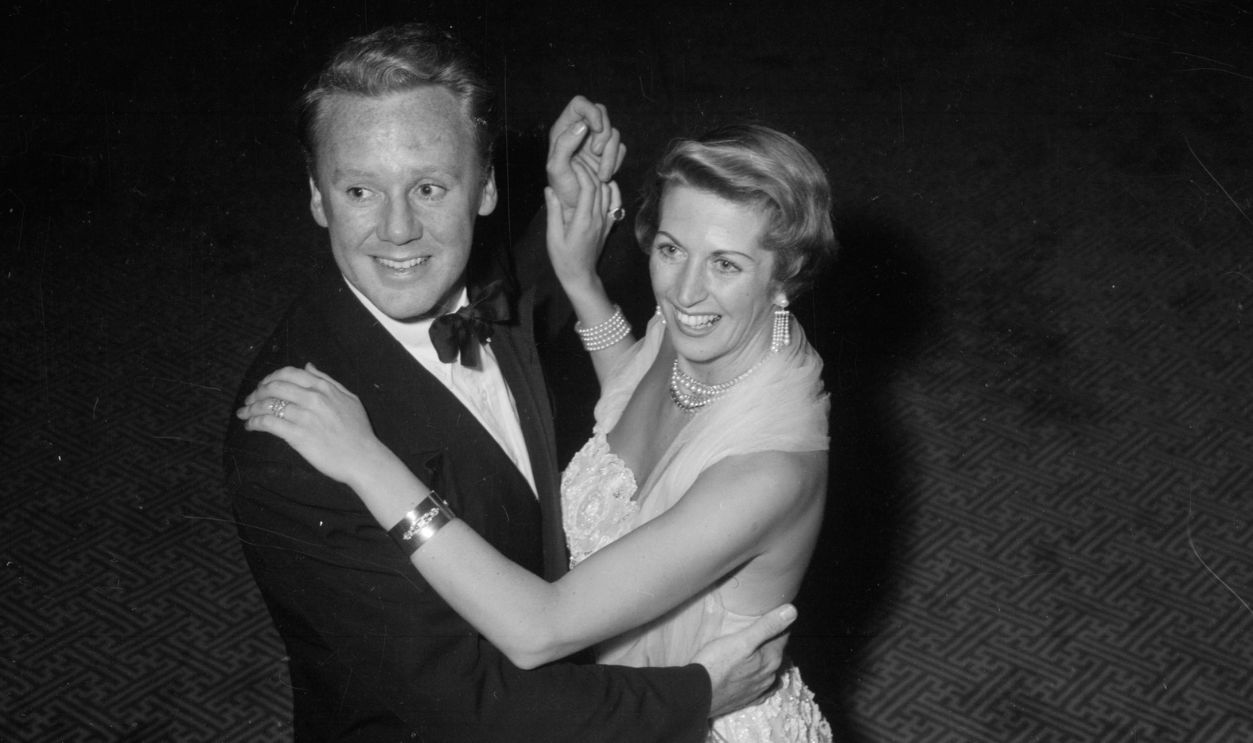Gettyimages - 3097562, Johnson 1951: American actor Van Johnson dancing with his wife Eve Abbott.