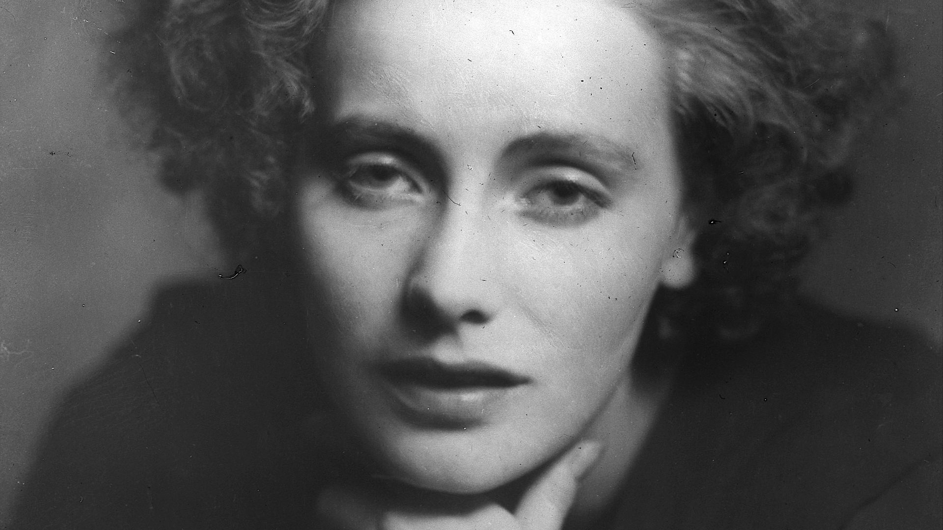 File:Portrait photograph of Greta Garbo, 1925.jpg