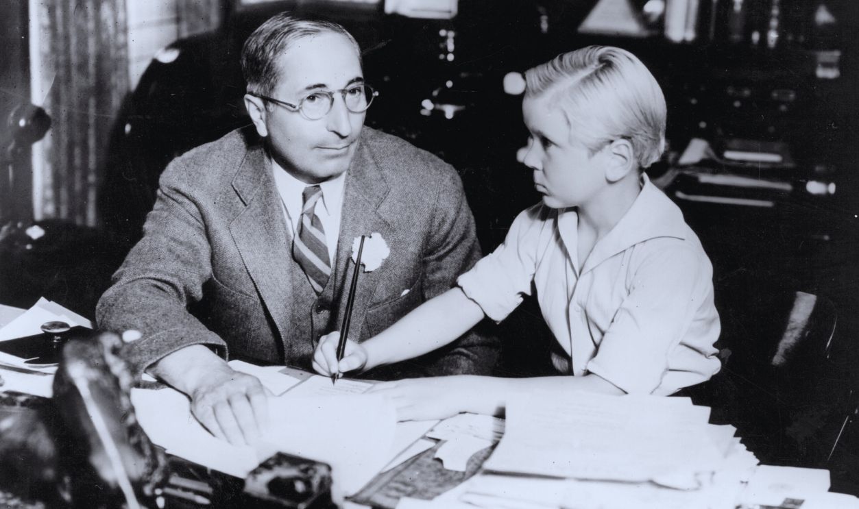  Gettyimages - 2641948, Jackie Cooper Child actor Jackie Cooper signing a piece of paper while seated with MGM Vice President Louis B Mayer (1885 - 1957) circa 1928.
