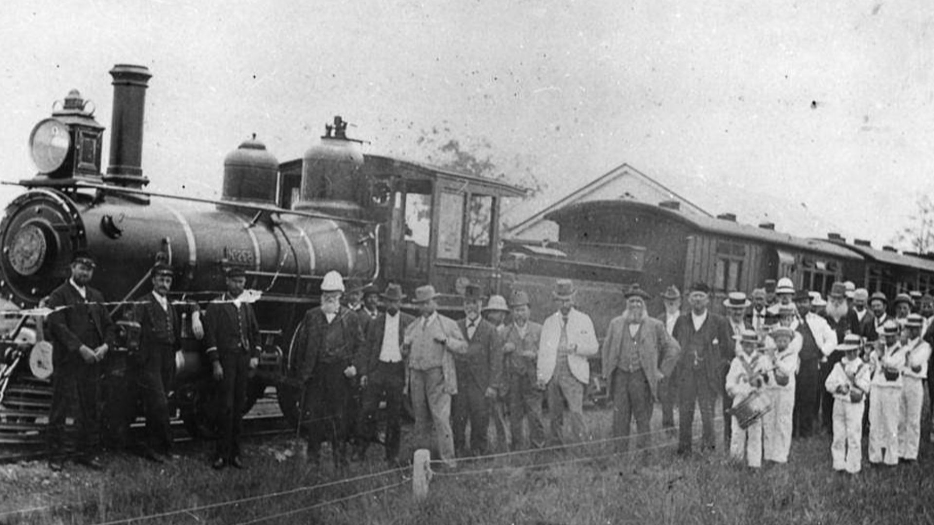 File:Miles Railway Station, Queensland, 1897.jpg
