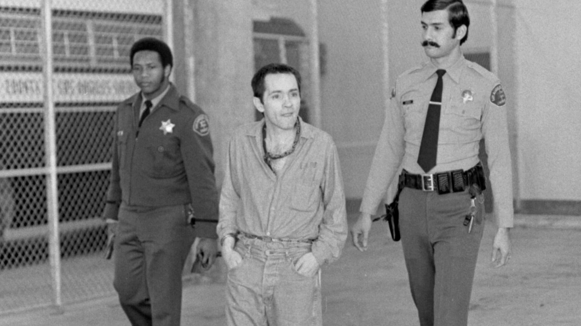 File:Charles Manson, escorted by two Los Angeles Sheriffs, 1973.jpg