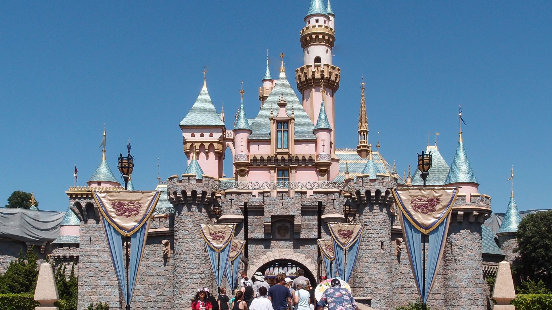 File:Sleeping Beauty Castle Disneyland Anaheim 2013.jpg