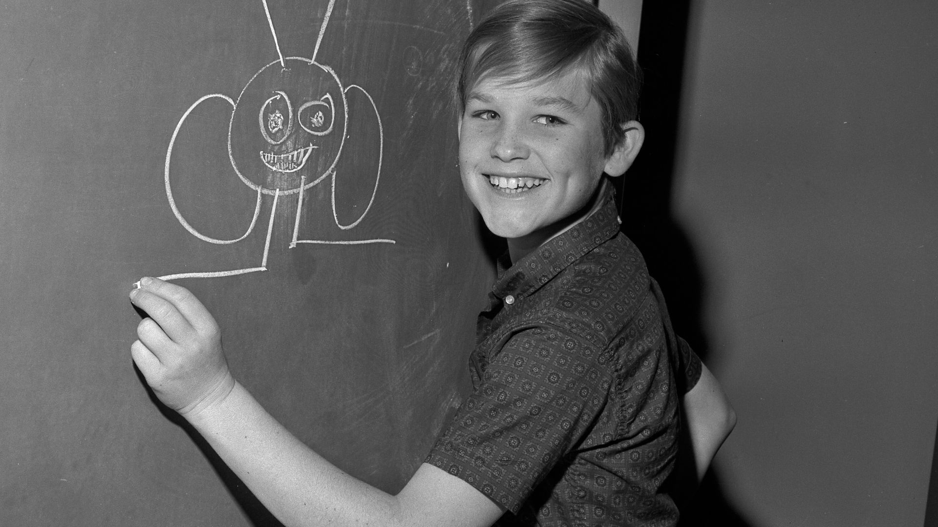 File:Kurt Russell drawing on a blackboard.jpg