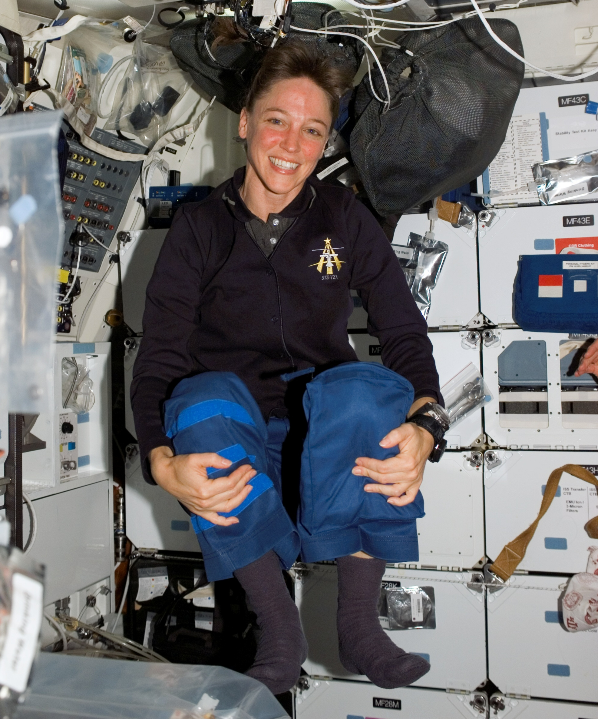 File:Lisa Nowak floats on the middeck of the Space Shuttle Discovery.jpg