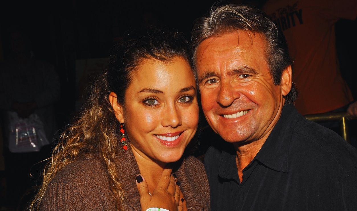 Gettyimages - 110166381, Chiller Theatre Expo - Day 2 Musician Davy Jones and wife Jessica Pacheco attends the Chiller Theatre Expo at the Hilton Parsippany on October 31, 2009 in Parsippany, New Jersey.