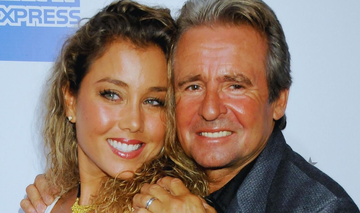 Gettyimages - 	139181701, Macy's Passport 2009 Fashion Show SANTA MONICA, CA - SEPTEMBER 24: Davy Jones and wife Jessica Pacheco attend the Macy's Passport 2009 Fashion Show at Barker Hangar on September 24, 2009 in Santa Monica, California.