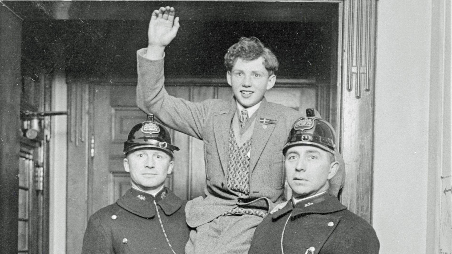 File:Palle Huld sammen med to betjente.jpg