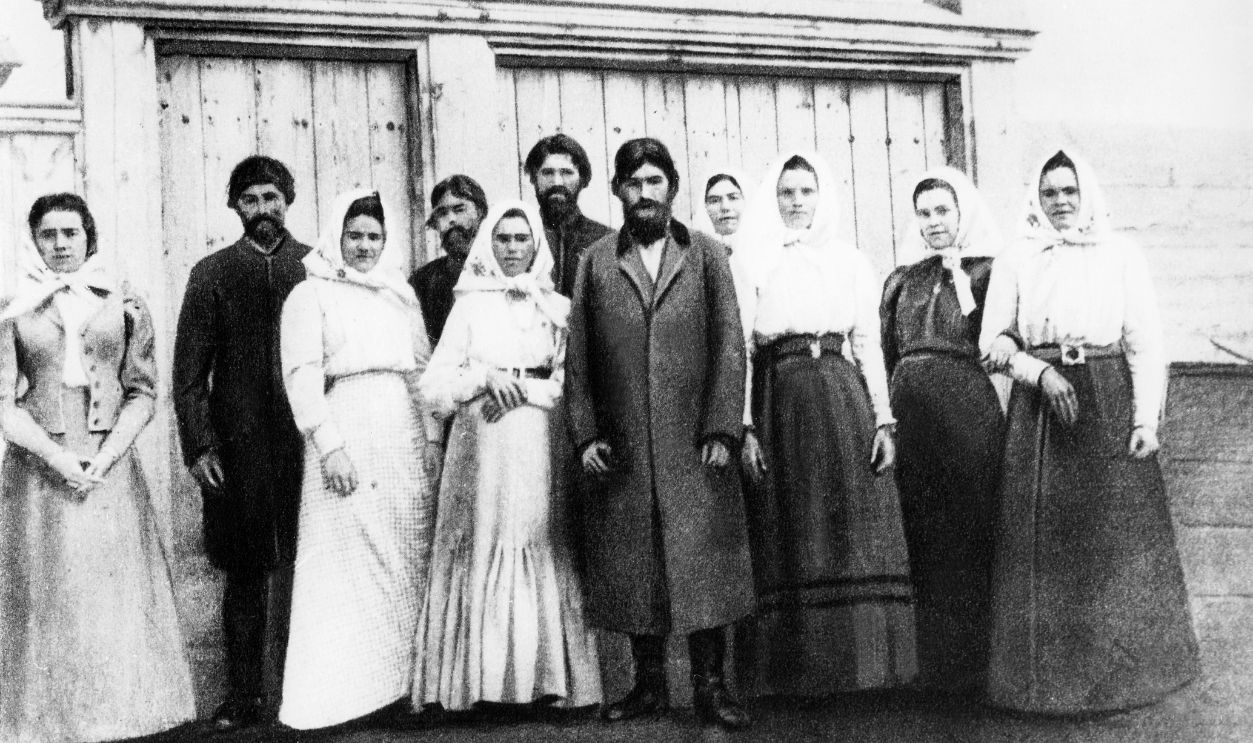 Gettyimages - 537135633, Rasputin And Disciples (Eingeschränkte Rechte für bestimmte redaktionelle Kunden in Deutschland. Limited rights for specific editorial clients in Germany.) Russian mystic Grigori Rasputin (1869 - 1916) with a group of his disciples, Russia, circa 1905.