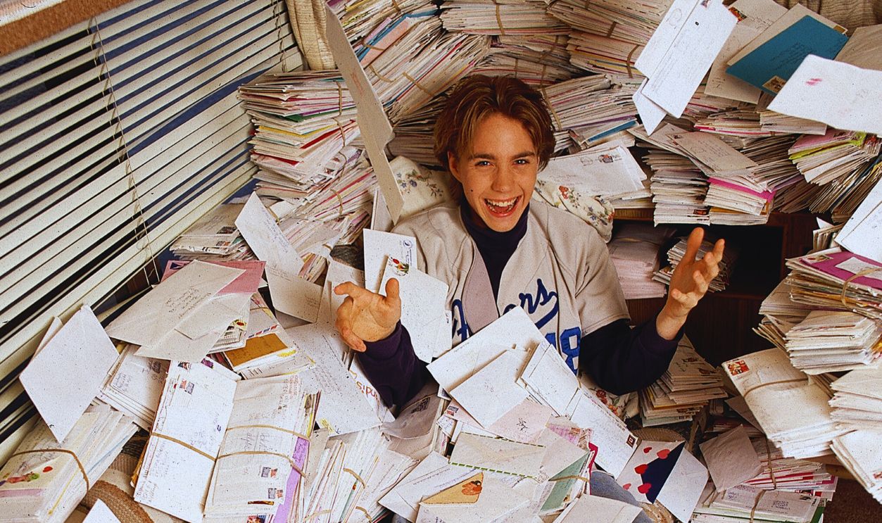 Gettyimages - 635763983, Jonathan Brandis with Fan Mail Actor Jonathan Brandis is buried in a pile of mail from fans of his show SeaQuest DSV.