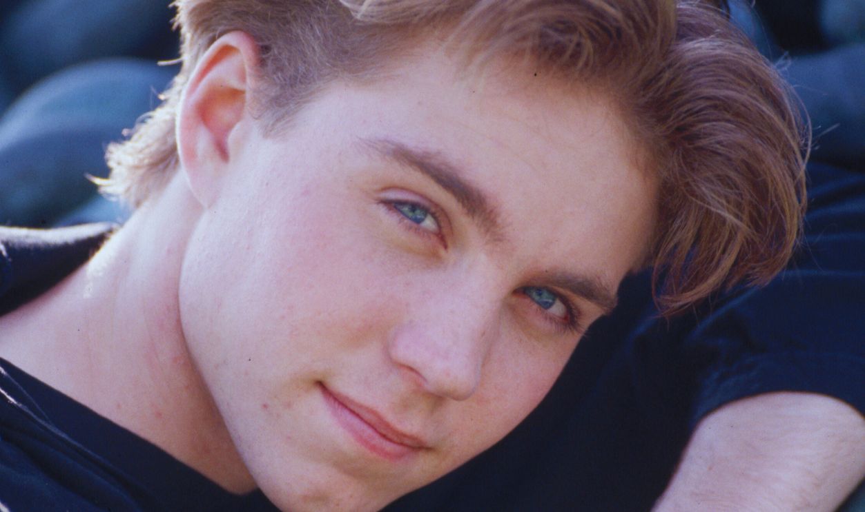 Gettyimages - 635764317, Portrait of Jonathan Brandis (Original Caption) : 1994-Actor Jonathan Brandis is shown leaning his arm and torso on what appears to be a plie of mufflers.