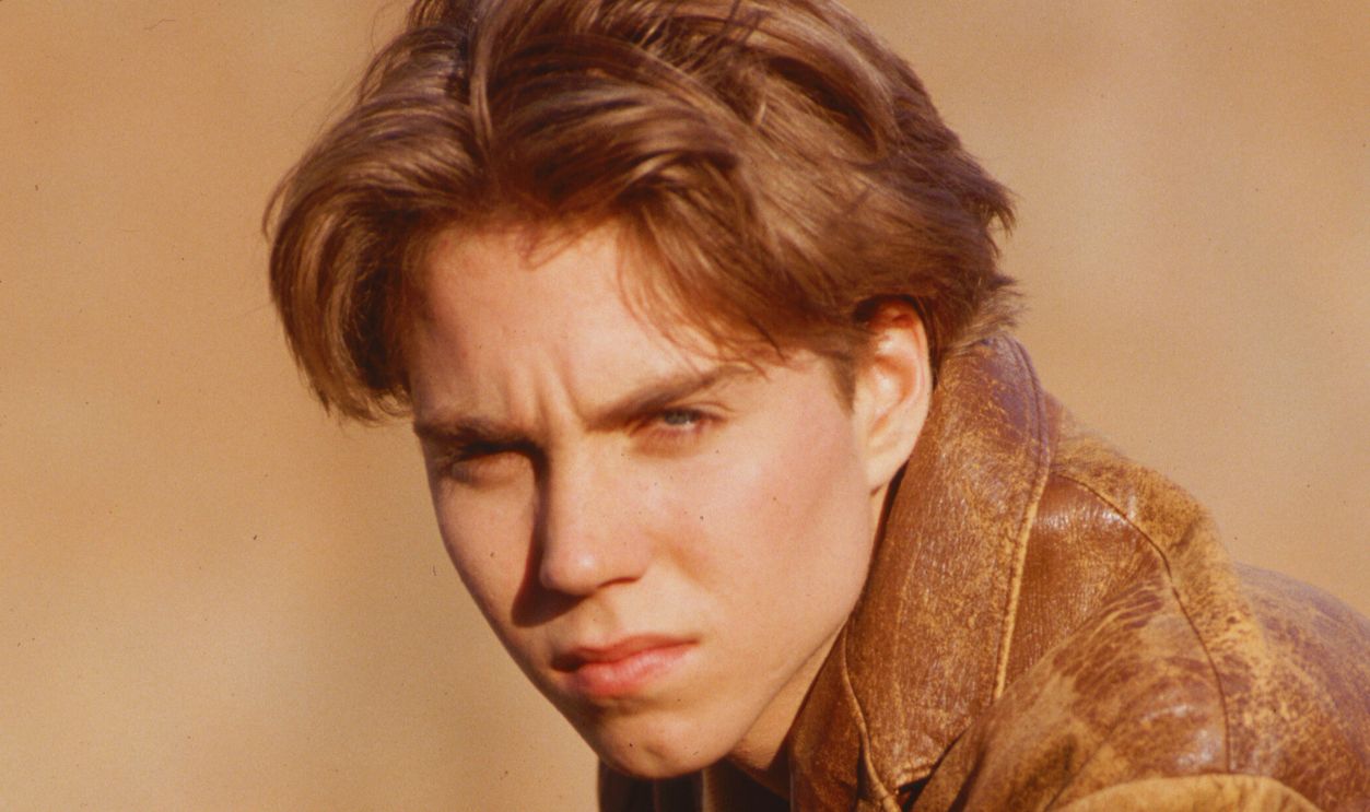 Gettyimages - 635762357, Portrait of Jonathan Brandis (Original Caption) : 1994-Los Angeles,CA- Picture shows actor Johnathan Brandis posing with a leather jacket on. He has one leg up and his arms crossed and leaning on it.