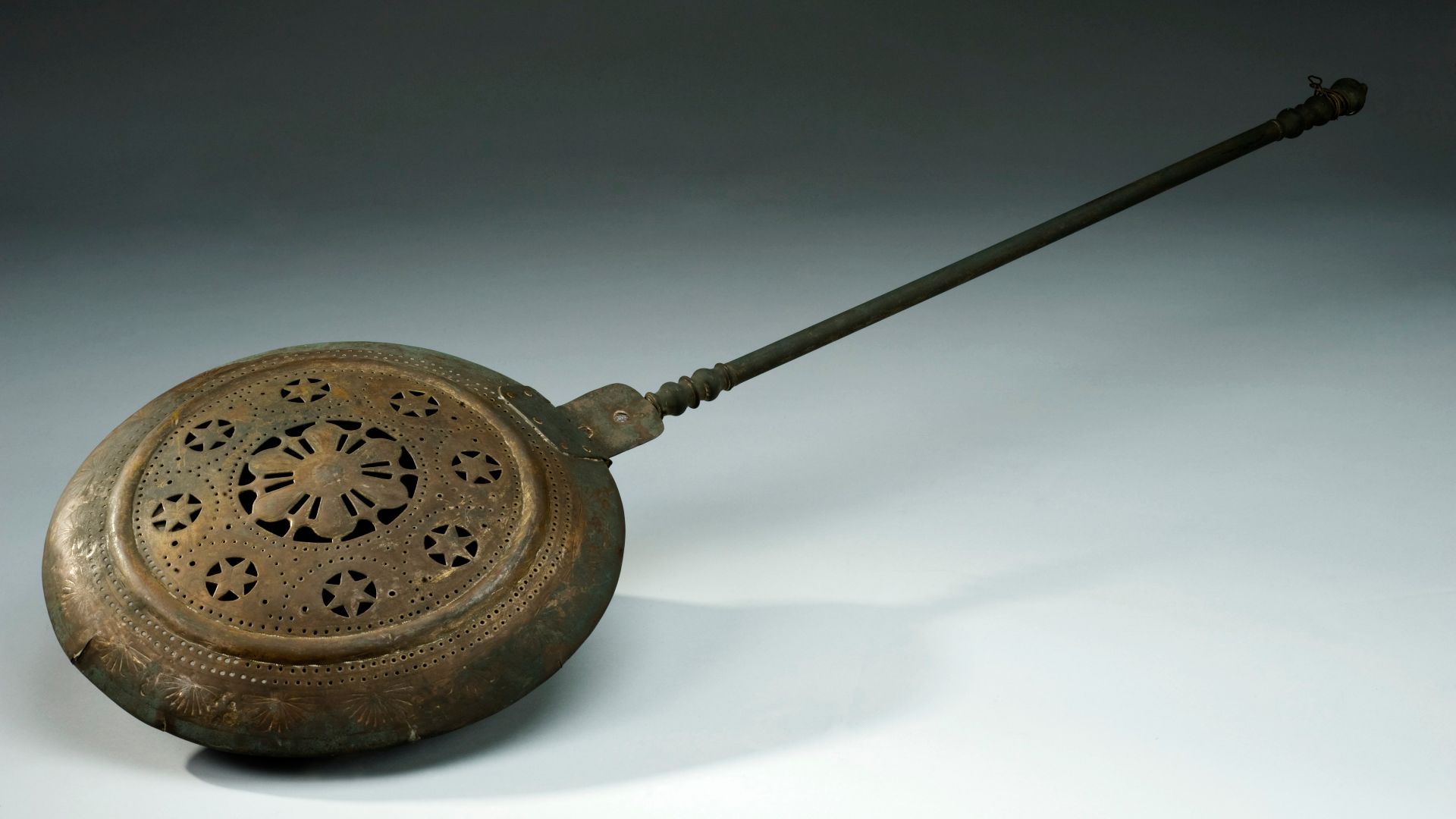 File:Brass warming-pan, Europe, 1801-1900 Wellcome L0058290.jpg