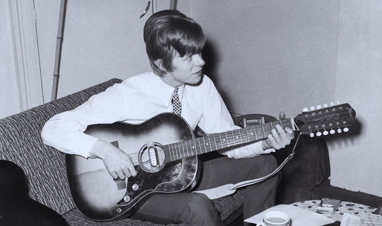 Gettyimages - 935385542, David Bowie Portrait Session LONDON, UK - CIRCA 1966: English singer-songwriter and actor David Bowie (then known as Davie or Davy Jones) poses for a portrait at home circa 1966 in London, England. (Photo by Cyrus Andrews/Michael Ochs Archives/Getty Images