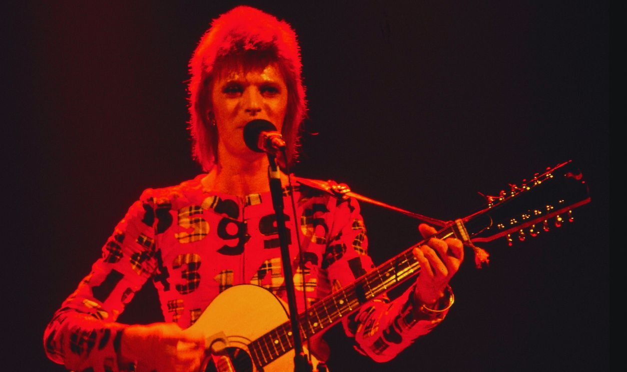 Gettyimages - 85062763, Photo of David BOWIE UNITED STATES - SEPTEMBER 22: Photo of David BOWIE; performing live onstage on first date of Ziggy Stardust US Tour at the Music Hall, Cleveland, playing 12 string acoustic guitar